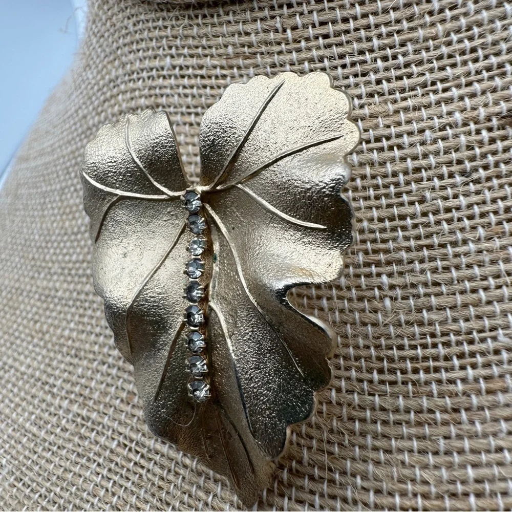 Vintage Brooch Pin Brushed Textured Gold Tone Leaf Crystal Rhinestones Judy Lee